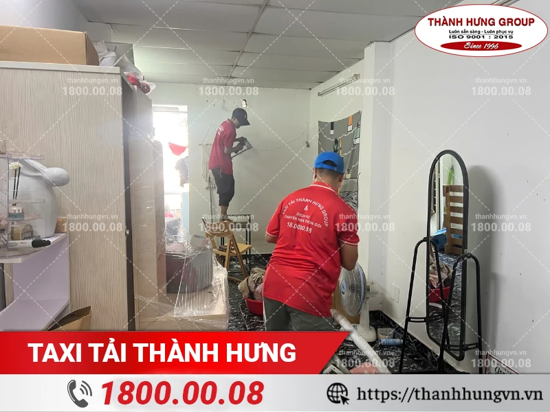 Nhân viên Thành Hưng tháo dỡ giường ngủ