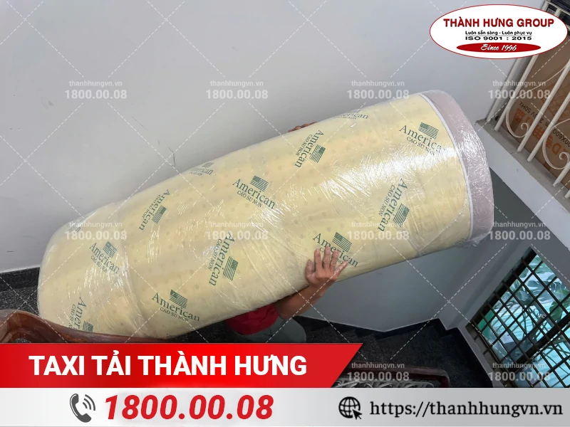 Nhân viên Thành Hưng bốc xếp nệm xuống tầng trệt