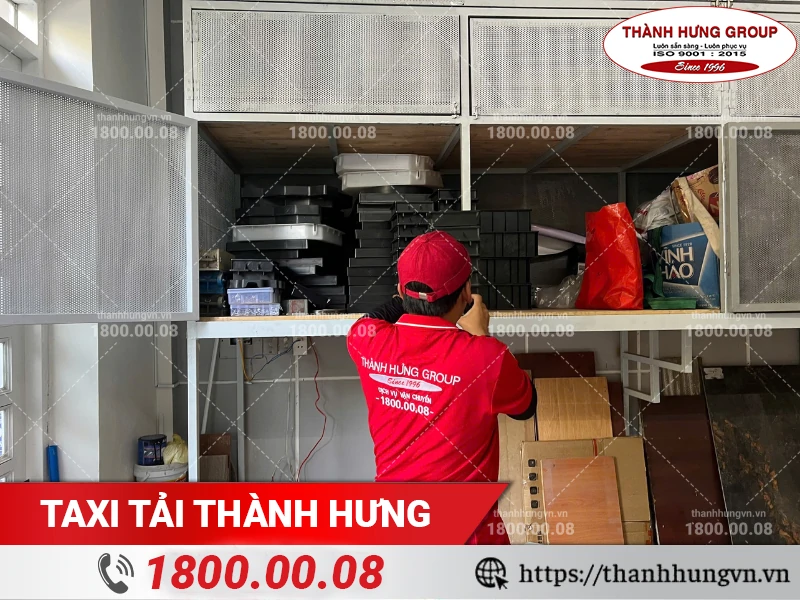 Nhân viên Thành Hưng sắp xếp, phân loại đồ trong tủ