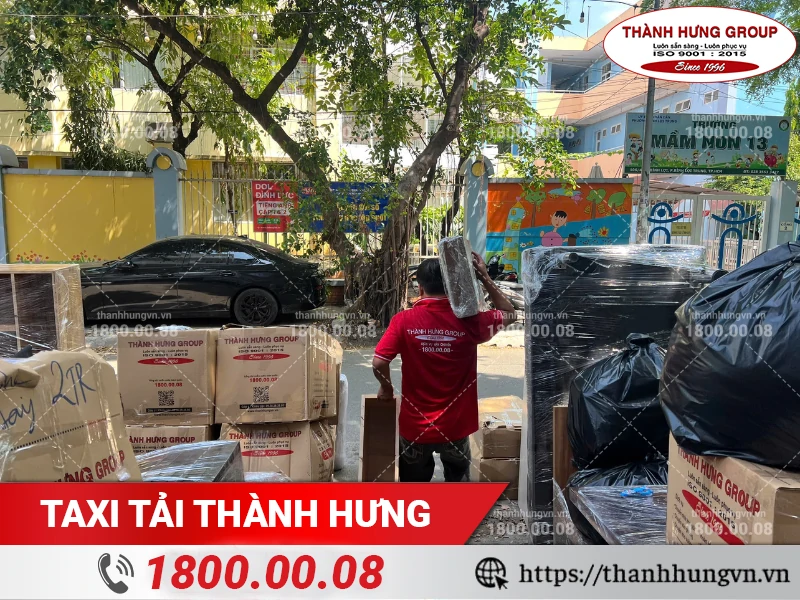 Nhân viên Thành Hưng bốc xếp đồ ra điểm tập kết