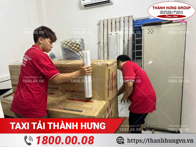 Nhân viên Thành Hưng bọc lót piano bằng màng PE