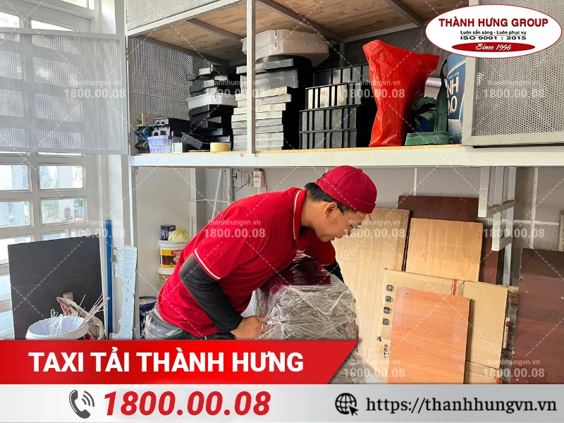Nhân viên Thành Hưng đóng gói đồ bằng màng PE