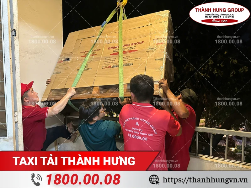 Nhân viên Thành Hưng chuyển piano xuống sảnh bằng ròng rọc