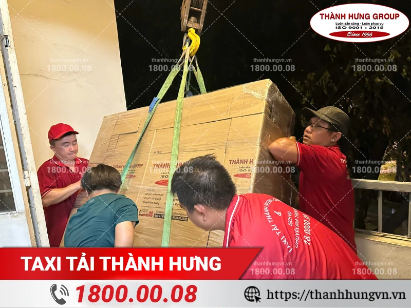 Nhân viên Thành Hưng cố định piano bằng dây thừng