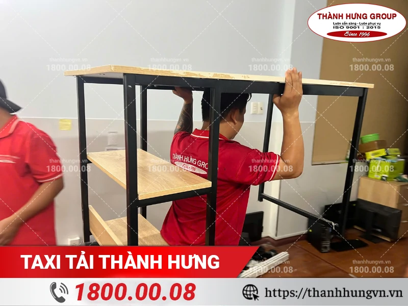 Nhân viên Thành Hưng bốc xếp bàn ra xe tải