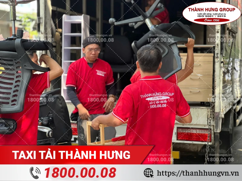 Nhân viên Thành Hưng bốc xếp ghế lên xe