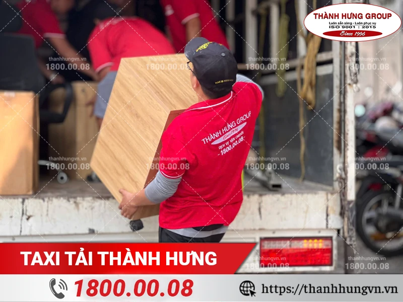 Nhân viên Thành Hưng khuân vác tủ gỗ lên xe tải