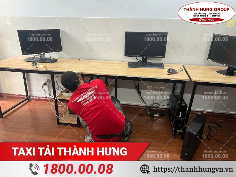 Dàn máy tính được tháo dỡ và đóng gói cẩn thận trước khi vận chuyển