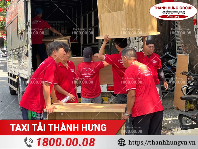 Nhân viên Thành Hưng vận chuyển bàn lên xe tải