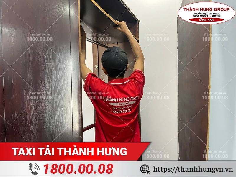 Nhân viên Thành Hưng tháo dỡ kệ tủ đồ