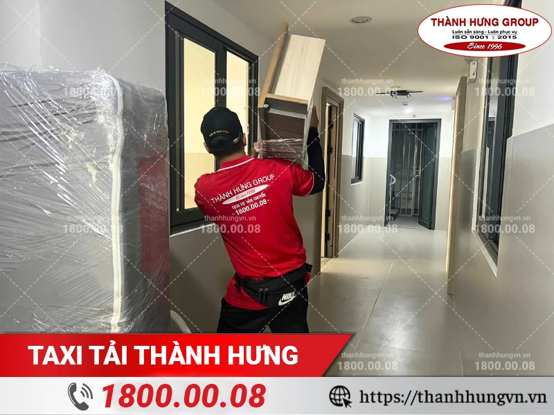 Nhân viên Thành Hưng bốc xếp mặt bàn học