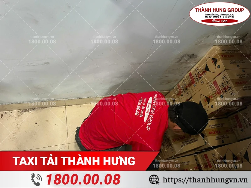 Nhân viên Thành Hưng chuyển hàng hoá từ hầm ra điểm tập kết