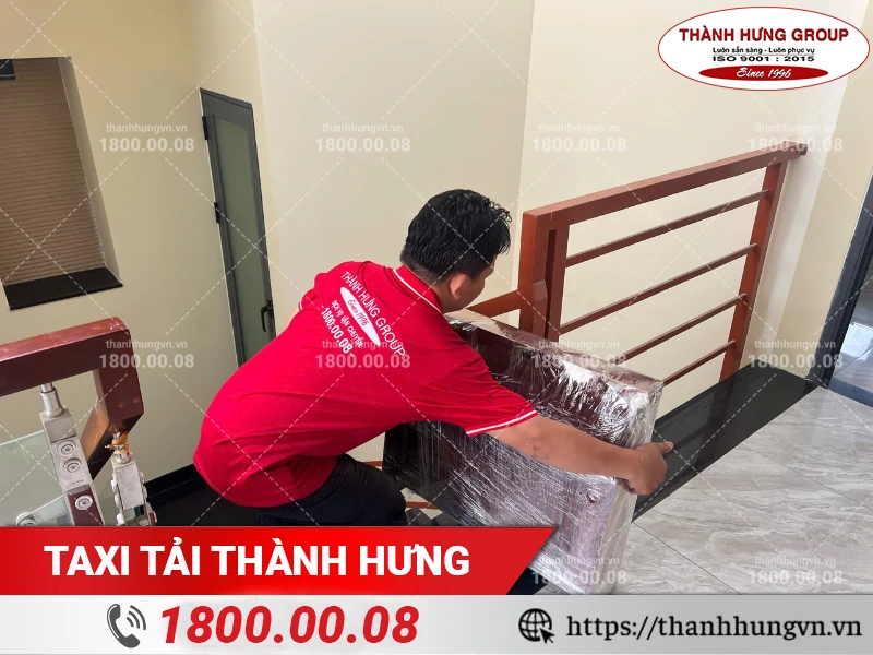 Nhân viên Thành Hưng bốc xếp nội thất gỗ xuống điểm tập kết