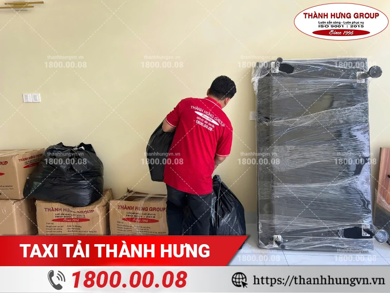 Nhân viên Thành Hưng di chuyển các bao đồ ra xe tải