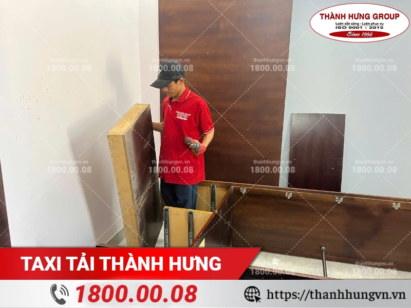 Nhân viên Thành Hưng tháo dỡ nóc tủ