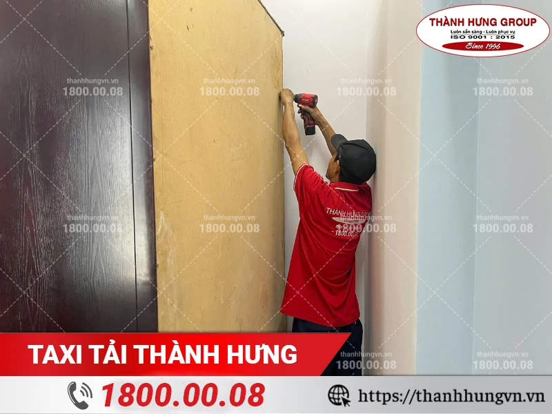 Nhân viên Thành Hưng tháo dỡ tủ đồ