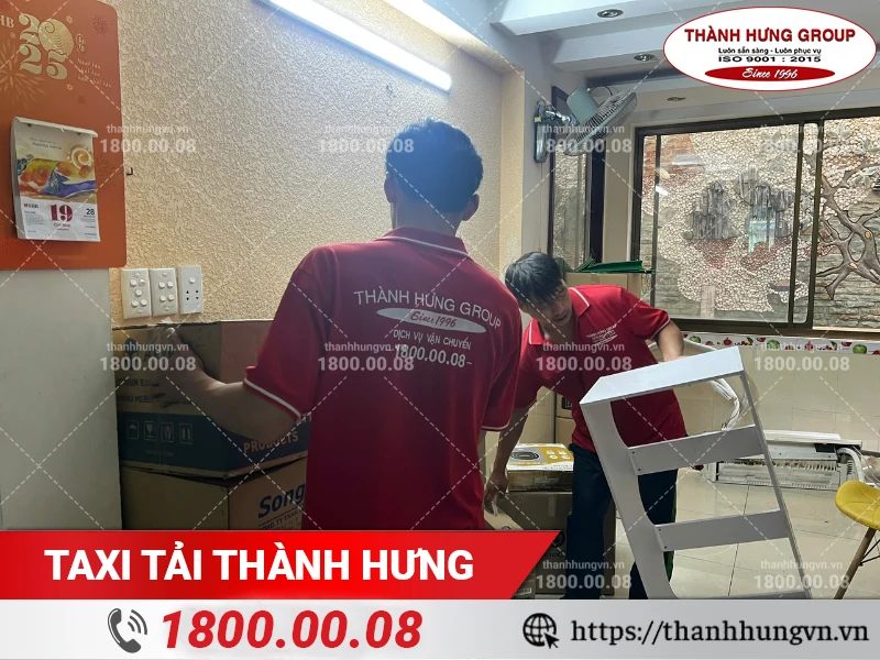 Nhân viên Thành Hưng chuyển đồ đạc ra xe vận chuyển