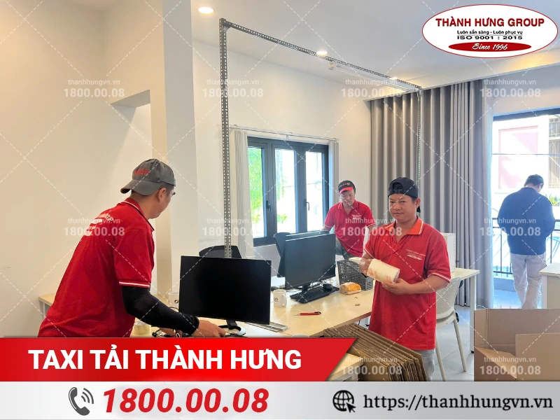 Đội nhân viên Thành Hưng đóng gói màn hình và thiết bị văn phòng