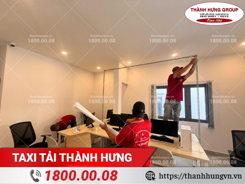 Đội nhân viên Thành Hưng phối hợp tháo dỡ giá đỡ sắt trong văn phòng