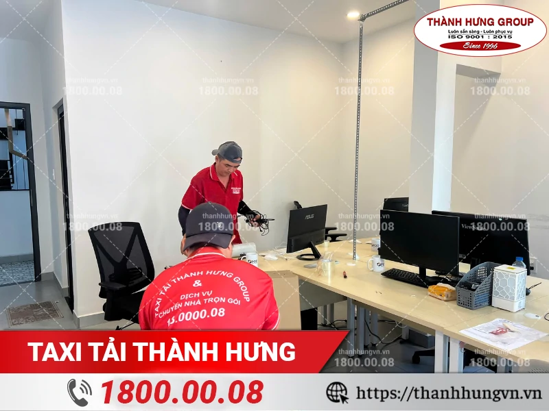Nhân viên Thành Hưng tháo dây cáp và sắp xếp màn hình máy tính