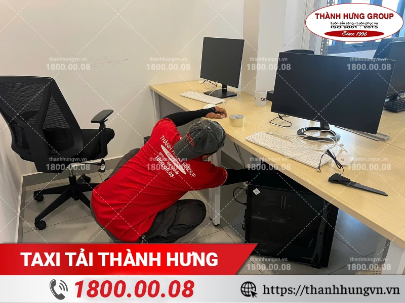 Nhân viên Thành Hưng tháo máy tính để bàn chuẩn bị vận chuyển
