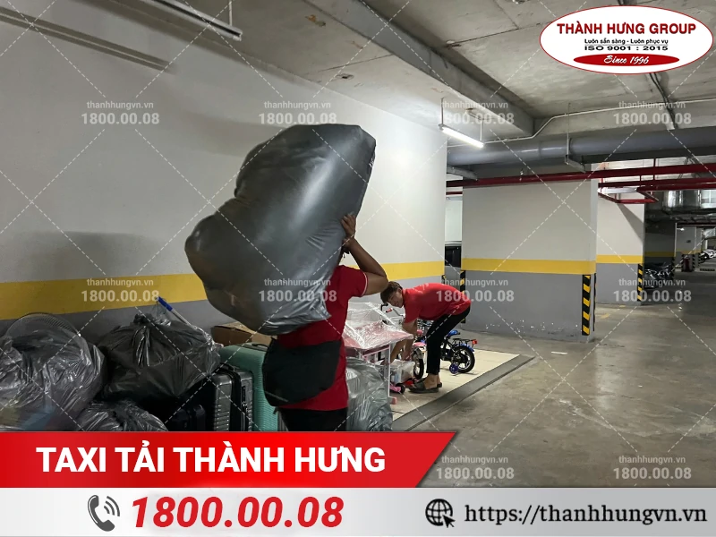 Nhân viên Thành Hưng bốc vác đồ đạc cồng kềnh tại tầng hầm