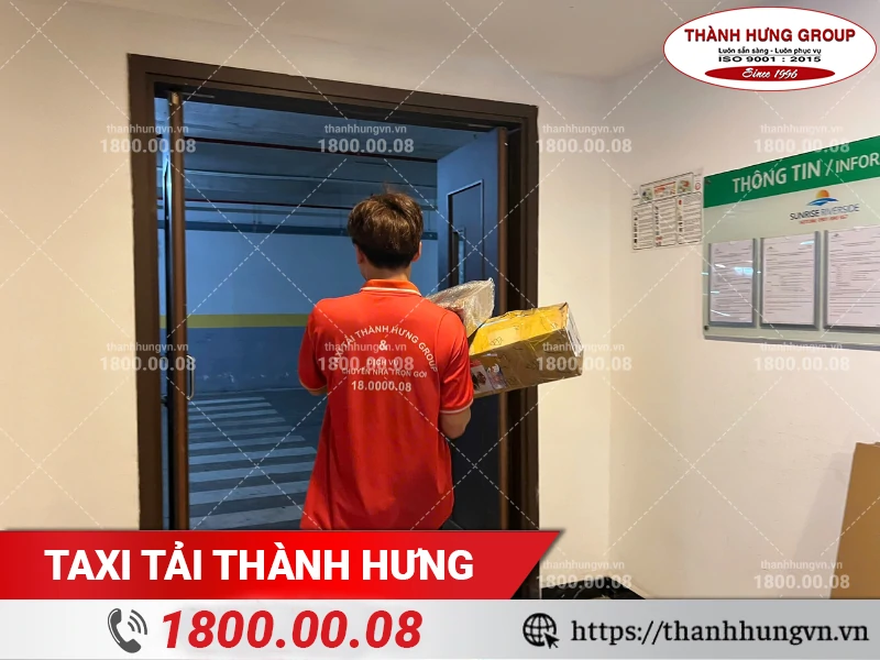 Nhân viên Thành Hưng mang đồ vào thang máy tại Sunrise Riverside