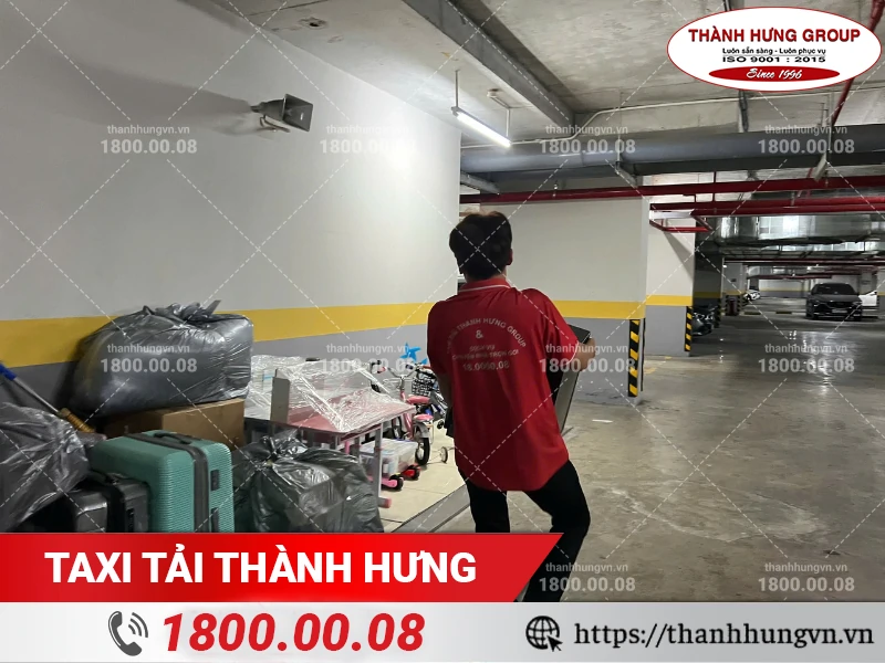 Nhân viên Thành Hưng vận chuyển đồ đạc tại tầng hầm chung cư