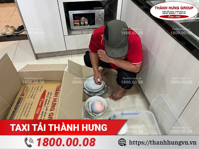 Nhân viên Thành Hưng đóng gói chén đĩa