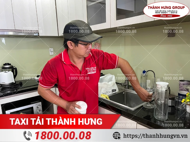 Nhân viên Thành Hưng đóng gói đồ dùng nhà bếp