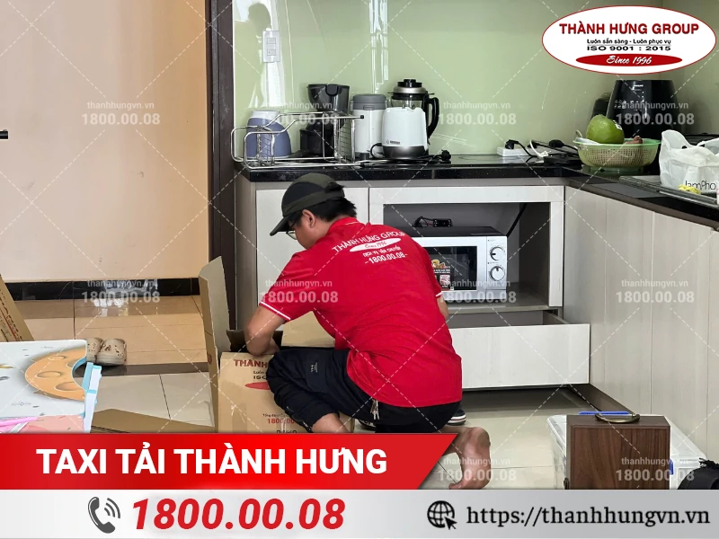 Nhân viên Thành Hưng đóng đồ vào thùng carton