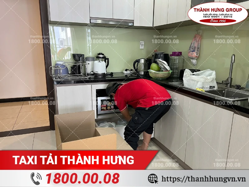 Nhân viên Thành Hưng đóng gói lò vi sóng