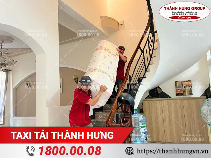 Nhân viên Thành Hưng bốc vác nệm qua cầu thang xoắn