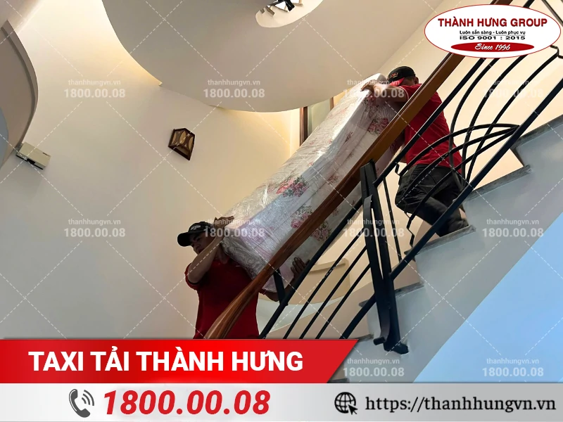 Nhân viên Thành Hưng khiêng nệm xuống cầu thang