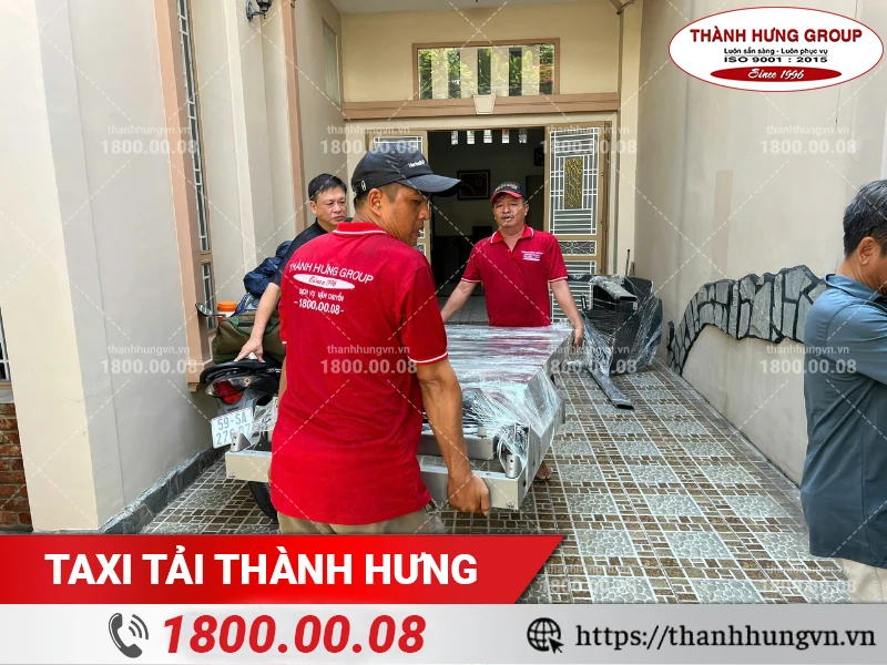 Nhân viên Thành Hưng vận chuyển thiết bị được bọc màng PE ra khỏi nhà