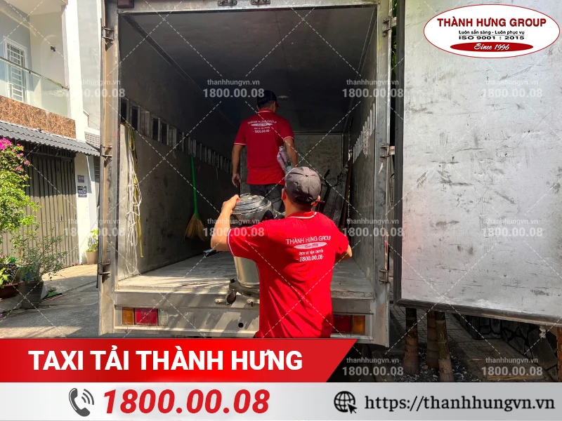 Nhân viên Thành Hưng bốc vác đồ dùng nhà bếp lên xe tải