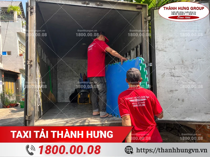 Nhân viên Thành Hưng bốc vác thảm xốp lên xe tải chuyển nhà