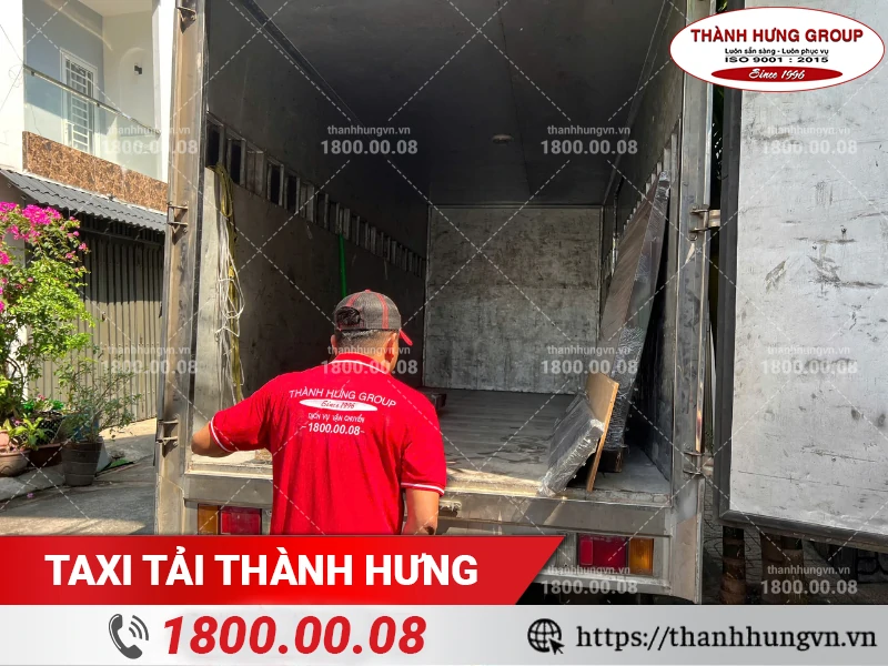 Nhân viên Thành Hưng chuẩn bị xe tải trước khi bốc xếp đồ đạc