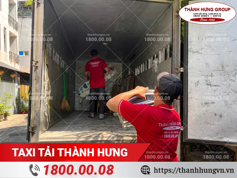 Nhân viên Thành Hưng phối hợp xếp đồ đạc lên xe tải