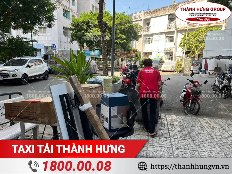 Nhân viên Thành Hưng tập kết đồ đạc trước nhà chờ bốc lên xe