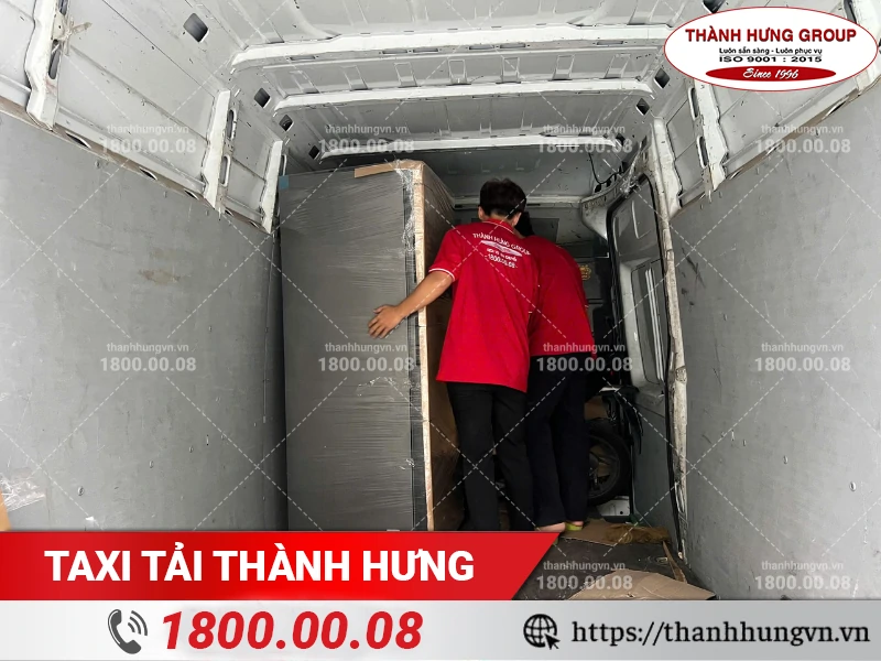 Nhân viên Thành Hưng cố định vị trí tủ lạnh bên trong xe tải