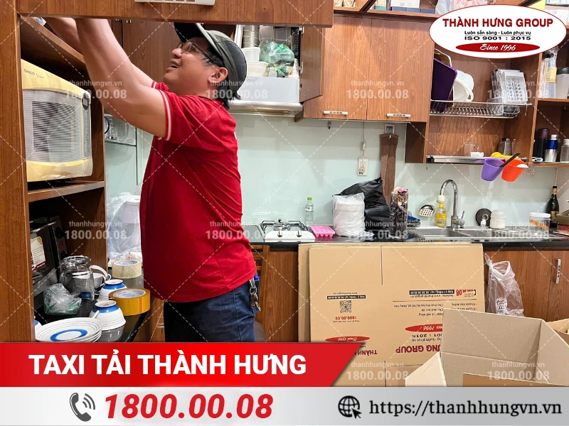 Nhân viên Thành Hưng dọn đồ trên tủ bếp cho vào thùng carton
