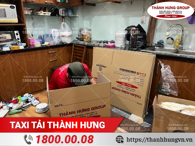 Nhân viên Thành Hưng đóng gói đồ nhà bếp vào thùng carton
