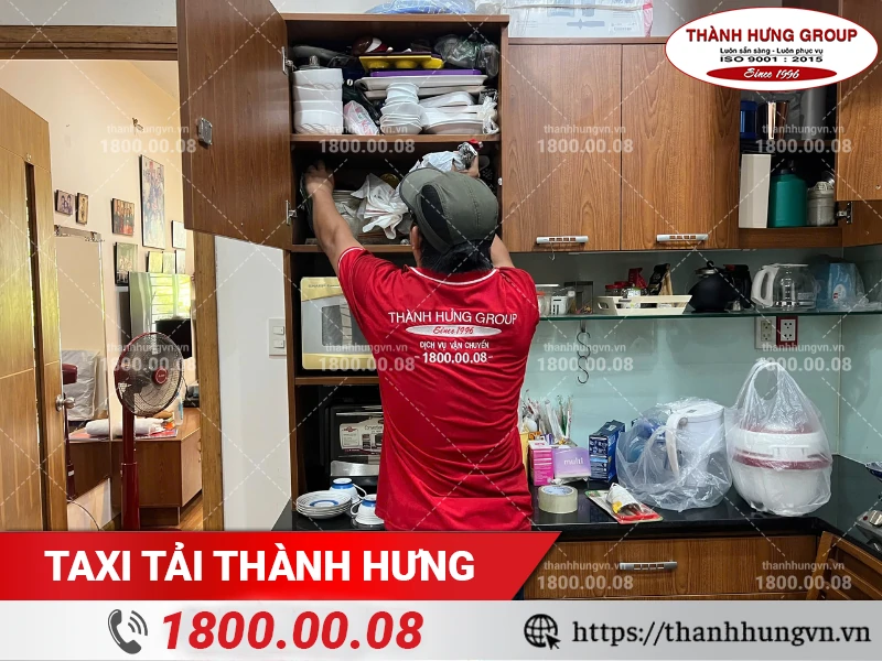 Nhân viên Thành Hưng lấy đồ trong tủ bếp chuẩn bị đóng gói