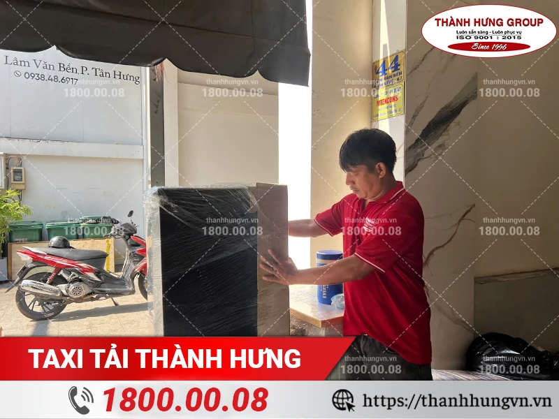 Nhân viên Thành Hưng bọc màng PE tủ đồ trước khi vận chuyển