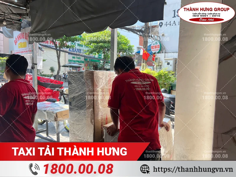 Nhân viên Thành Hưng bốc xếp tủ bọc màng PE ra khỏi nhà