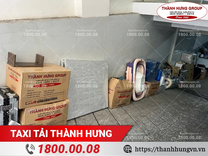 Thùng carton và đồ đạc tập kết chờ bốc lên xe tải