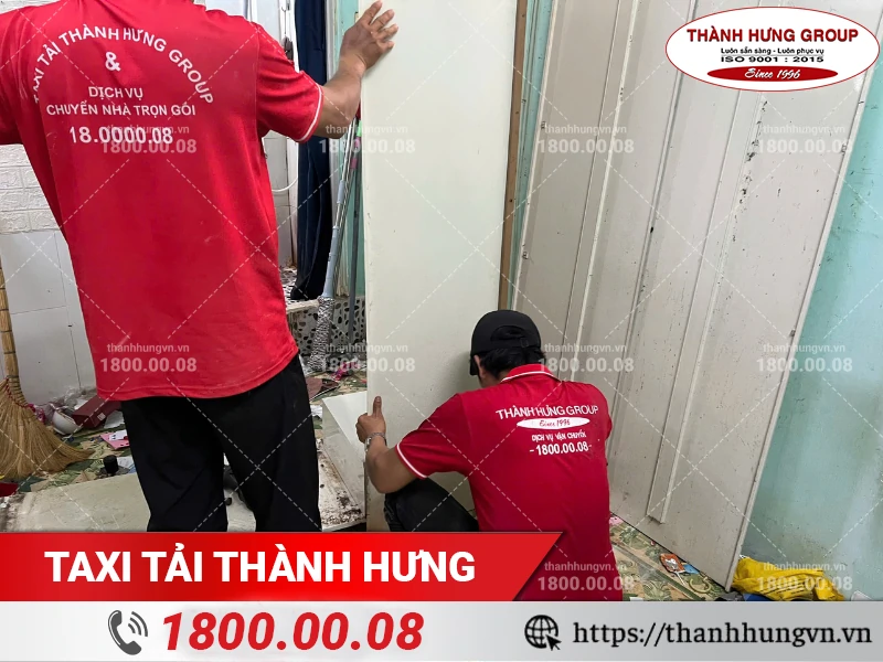 Nhân viên Thành Hưng tháo tủ quần áo chuẩn bị vận chuyển