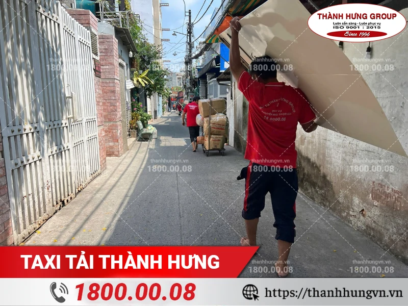 Nhân viên Thành Hưng bốc vác đồ đạc di chuyển qua hẻm nhỏ