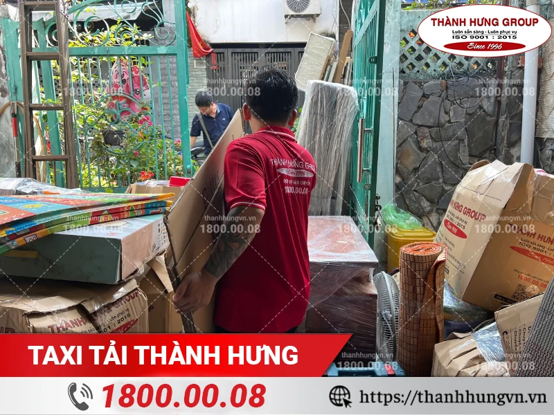 Nhân viên Thành Hưng tập kết đồ đạc trước cổng nhà chờ vận chuyển